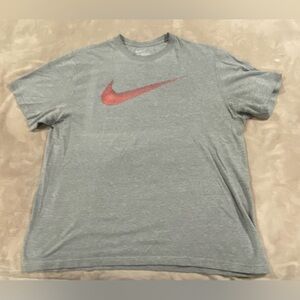 Nike T-Shirt Men’s XXL Gray Red Big Swoosh Logo Tee Standard Fit Sportswear